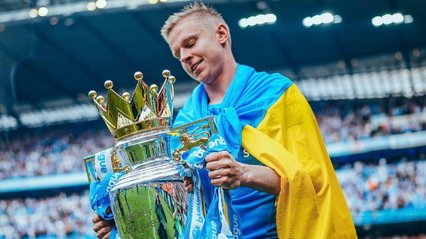 Зінченко виграв чемпіонат Англії з "Манчестер Сіті" й "одягнув" трофей у прапор України (відео)
