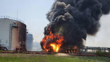 Лисичанський НПЗ палає після обстрілу (відео)