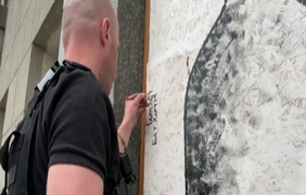 У Харкові вуличний художник створює малюнки на понівечених ракетами будинках
