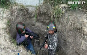 Діти із села Стоянка збудували власні укріплення і щодня чатують на ворога з іграшковою зброєю