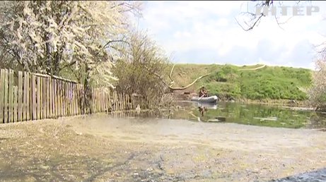 Жителі села Демидів рятують будинки після затоплення власними силами