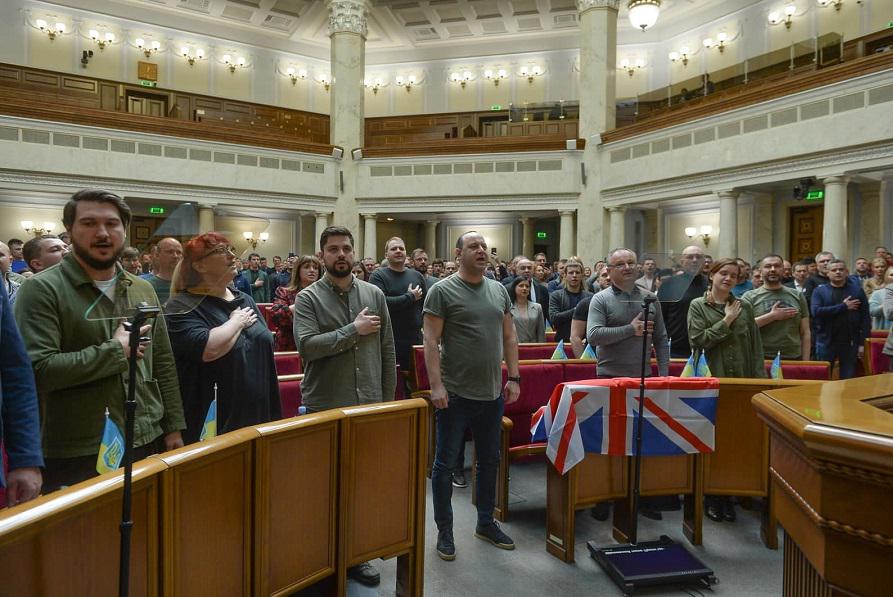 В Україні відтепер буде заборонена діяльність проросійських партій. Депутати підтримали відповідне рішення 330-ма голосами. Про це повідомляє голова партії "Слуга народу" Олена Шуляк