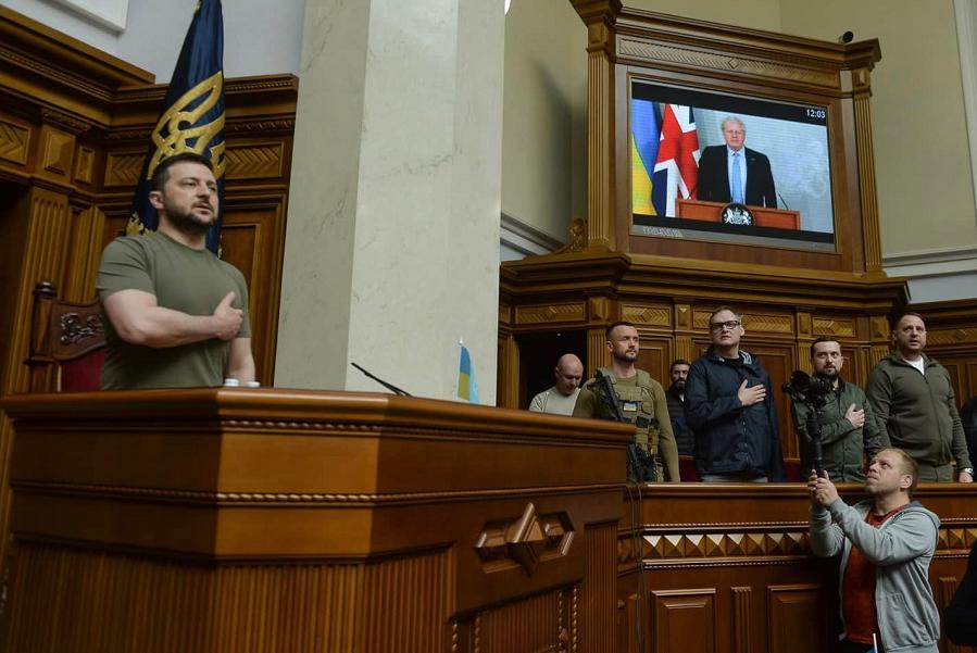 Прем'єр-міністр Великої Британії Борис Джонсон звернувся до Верховної Ради України по відеозв'язку перед і докладно розповів про те, що увійде до нового пакету військової допомоги на суму 300 млн фунтів стерлінгів 