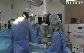 Київські хірурги відновлюють планові операції: ексклюзивні кадри з операційної