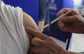 У США обмежать використання однієї з вакцин проти COVID-19