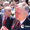 У Варшаві під вигуки "Фашисты!" російського посла облили червоною фарбою (відео)