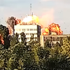 росія вдарила ракетами по житлових будинках у Миколаєві: з'явилося відео моменту влучання