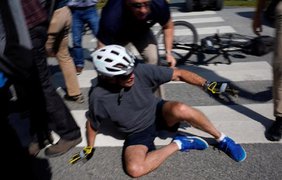 Байден упав з велосипеда на очах десятків журналістів (фото, відео)