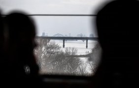 У Києві відновлюють рух автомобілів мостами Патона й Метро