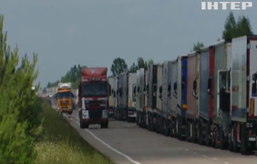 На польському кордоні – рекордні черги з вантажівок: далекобійники стоять тиждень