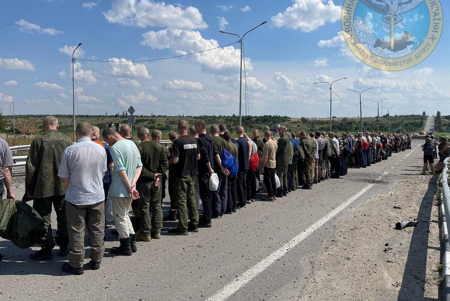 Внаслідок чергового обміну полоненими додому повернулися 144 українських захисники. Це найбільший обмін від початку повномасштабного російського вторгнення. Зі 144 звільнених - 95 оборонців "Азовсталі". Серед них - 43 військовослужбовці полку "Азов"