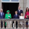 Королева Єлизавета II вийшла на балкон Букінгемського палацу на урочистостях з нагоди 70-річчя свого правління
