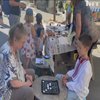 Український школяр збирає гроші для ЗСУ грою в шахи у Швейцарії