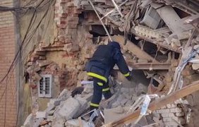 У Бахмуті з-під завалів вдалося врятувати чоловіка (відео)