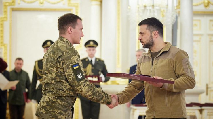 Зеленський нагороджує Кукурбу "Золотою зіркою"