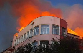 Удар ракетами по училищу Харкова : спалахнула велика пожежа