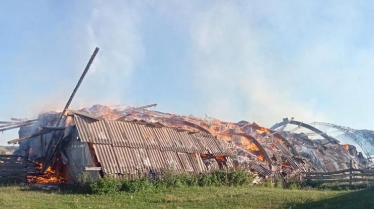 Фото: у Сумській області спалахнула ферма через ворожий обстріл / t.me/Zhyvytskyy