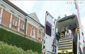 Учні Вінчестерського коледжу відправили дві машини швидкої допомоги на фронт