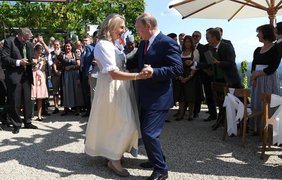 Екс-глава МЗС Австрії, яка танцювала з Путіним, втекла з країни через погрози вбивством - ЗМІ