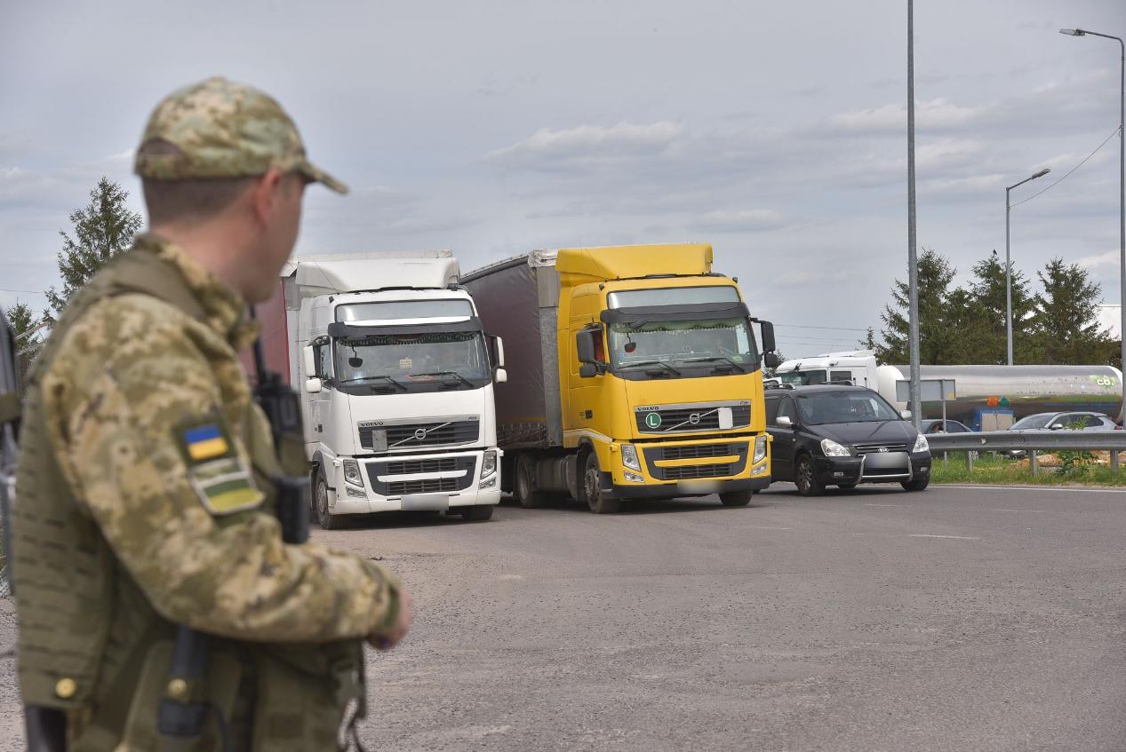 Військовозобов'язані чоловіки в Україні не зможуть пересуватися вільно територією України