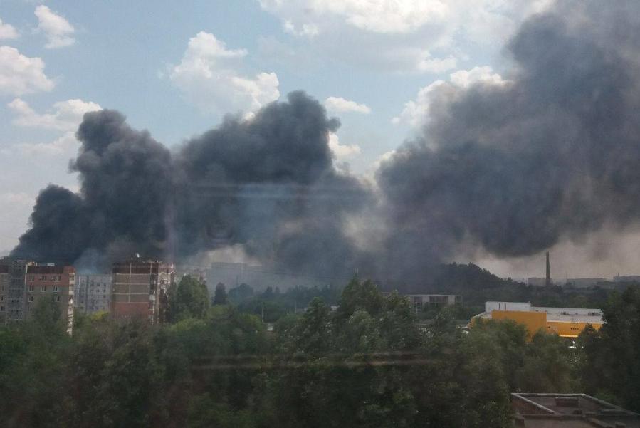 В окупованому Донецьку вибухнув склад боєприпасів, який російські війська розмістили у "Камаз центрі" в Київському районі міста