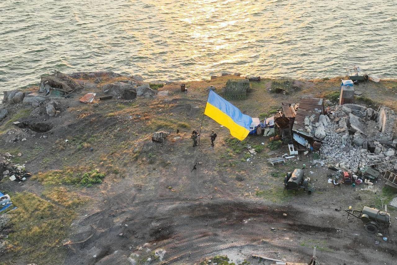 На острові Зміїний українські воїни підняли прапор України