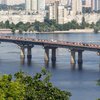 У Києві на мосту Патона утворився "водоспад" (відео)