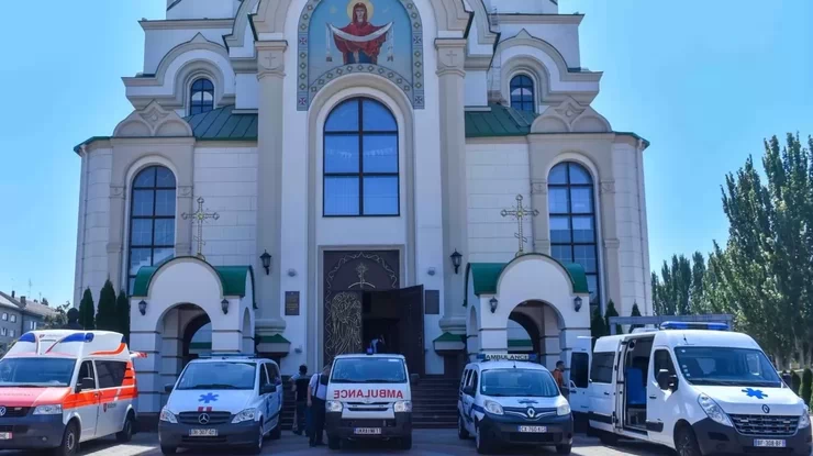 УПЦ та Благодійний фонд Вадима Новинського передали вже 14 автівок швидкої допомоги Запоріжжю