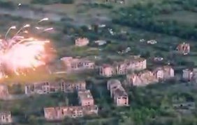 Окупанти зрівнюють із землею селище під Донецьком (відео)