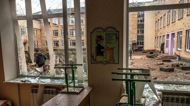 Так зараз виглядають сотні українських шкіл