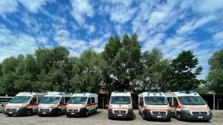 Фото: УПЦ та Благодійний фонд Вадима Новинського передали 10 машин швидкої допомоги Одеській громаді