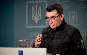 "Не ховайтесь за спідницями": Данілов відреагував на третю петицію про дозвіл чоловікам виїжджати з України