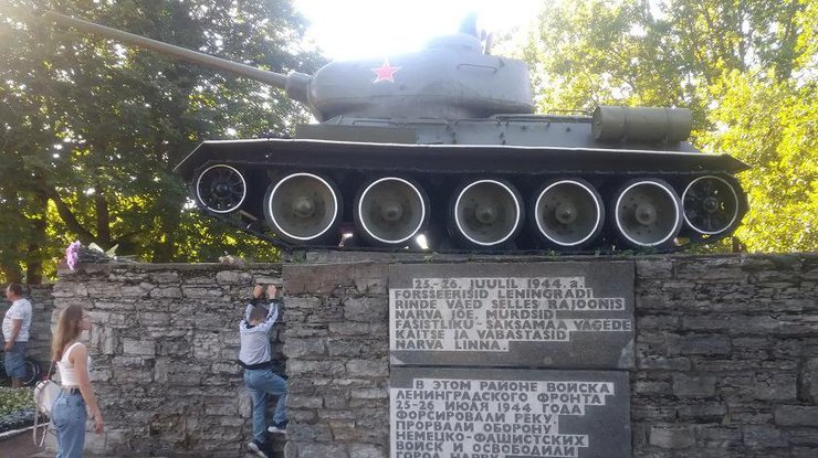 Пам'ятник танку в Нарві