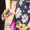 На Дніпропетровщині десятирічна переселенка плете патріотичні брелоки-обереги