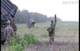 Воїни ЗСУ запускають у бік позицій окупантів агітаційні снаряди