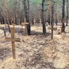 "Йдеться про сотні": у лісі поблизу Ізюма знайшли масове поховання (фото)