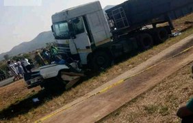 19 школярів загинули у ПАР в аварії за участю шкільного автобуса та вантажівки (відео)
