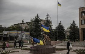 У селі під Ізюмом вивісили український прапор (відео)
