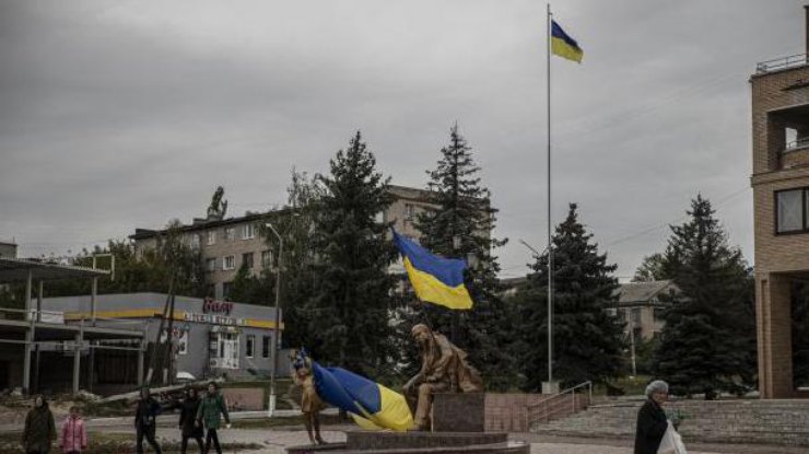 Фото: у селі Підвисоке Ізюмського району вивісили прапор України / РБК-Україна