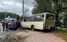 Внаслідок ДТП з маршруткою в Києві постраждали 23 пасажири (фото, відео)