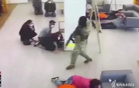 У Грузії озброєний чоловік захопив заручників у банку та вимагає $2 млн (відео)