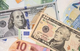 Американський долар стрімко дорожчає проти світових валют