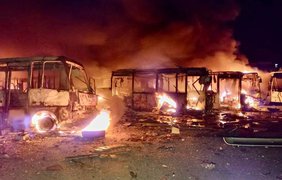 У Дніпрі через ракетний удар згоріло 50 автобусів (відео)