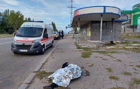 У Миколаєві окупанти вдарили по зупинці транспорту: 3 загиблих, 12 поранених (фото, відео)