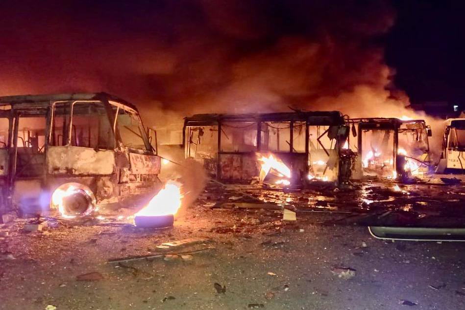 У Дніпрі через ракетний удар згоріло 50 автобусів, які знаходились на території транспортного підприємства. Про це повідомив мер міста Борис Філатов.