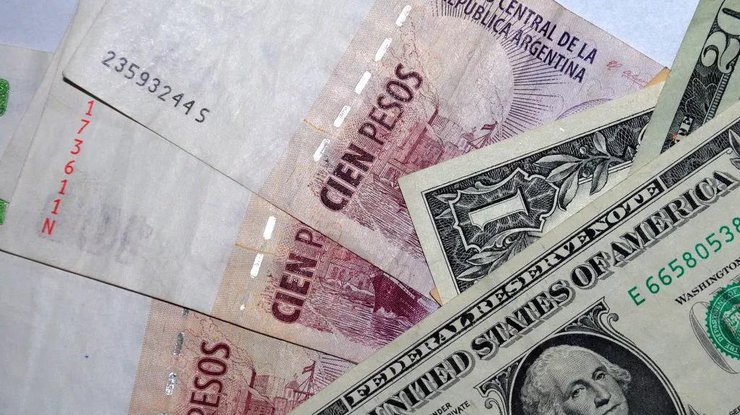 Аргентинські песо та долари США