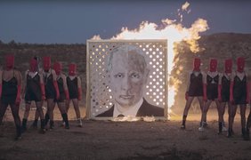 Pussy Riot спалили портрет путіна у новому кліпі (відео)