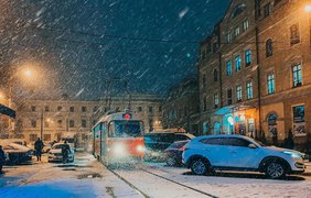 У Києві сніг: водіїв просять не виїжджати у місто 