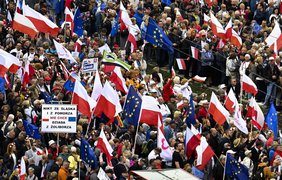 У Варшаві проходить марш опозиції перед парламентськими виборами (відео)