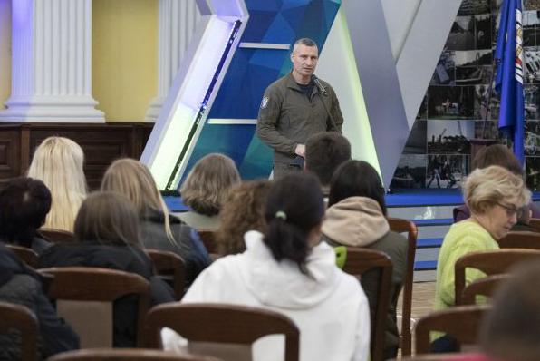 У вівторок, 11 жовтня, мер Києва Віталій Кличко віддав 64 сім'ям вимушених переселенців ордери на нові квартири